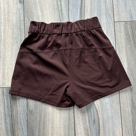Lululemon On The Fly Shorts Burgundy (Dark Brown) Size 4 - Picture 4 of 5